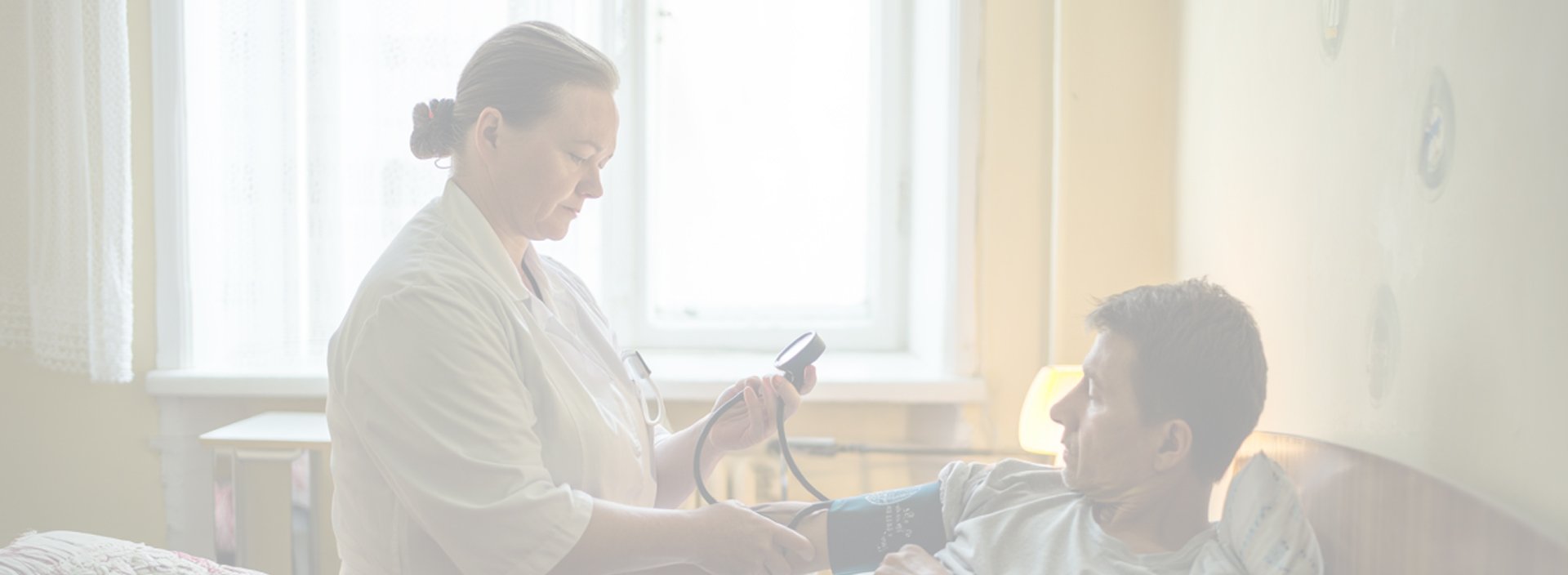 Врач мерит давление пациенту